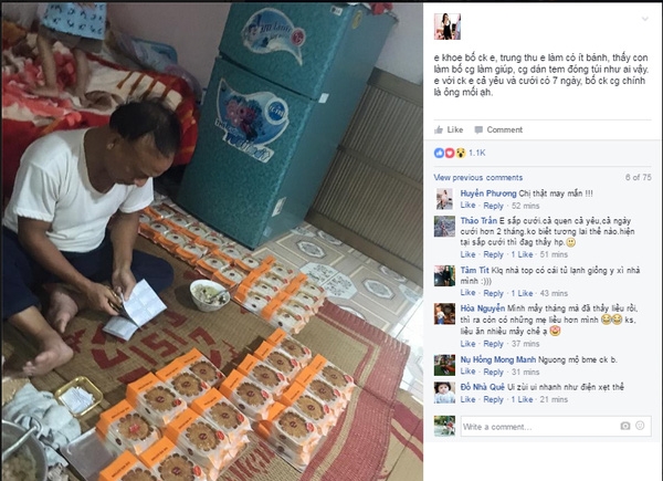 Thấy chị H&ograve;a m&agrave;y m&ograve; l&agrave;m b&aacute;nh trung thu, bố chồng cũng xắn tay &aacute;o gi&uacute;p con d&acirc;u d&aacute;n tem, đ&oacute;ng t&uacute;i. Bức ảnh m&agrave; chị H&ograve;a chia sẻ nhận được sự ủng hộ t&iacute;ch cực từ hội chị em. Ai cũng khen chị tốt số khi được bố chồng y&ecirc;u qu&yacute;, ủng hộ  như vậy. 