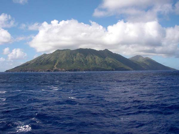 
Hòn đảo Anatahan ở thời điểm hiện tại.
