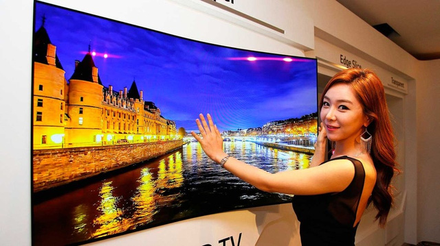 
Tại triễn lãm CES 2016, ấn tượng hơn, các nhà sản xuất đã trình làng chiếc TV với độ mỏng không tưởng – 1mm và có thể dán lên tường như một tờ giấy.
