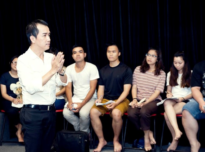 
Minh Thuận trong một lần hướng dẫn diễn viên kinh nghiệm đi casting phim.
