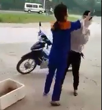 Nh&acirc;n vi&ecirc;n t&uacute;m t&oacute;c, đ&aacute;nh nhau với kh&aacute;ch. Ảnh: Cắt từ clip.