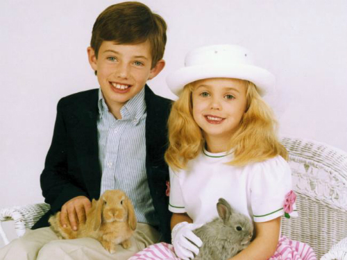 
JonBenet Ramsey và anh trai, Burke. Ảnh: australscope
