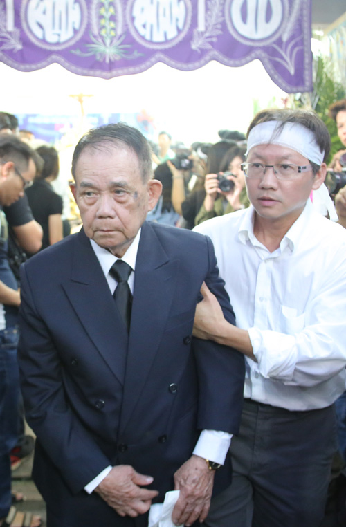 Bố đẻ của Minh Thuận đã thấm mệt sau hai ngày lo tang sự cho con trai.