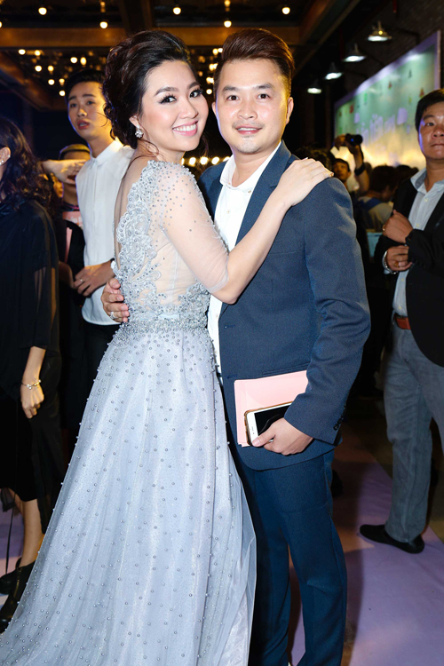 
Cặp đôi không ngần ngại ôm ấp nhau trước ống kính. Kết hôn từ năm 2014 nhưng vợ chồng Lê Khánh vẫn chưa lên kế hoạch sinh con vì mải tập trung vào công việc.
