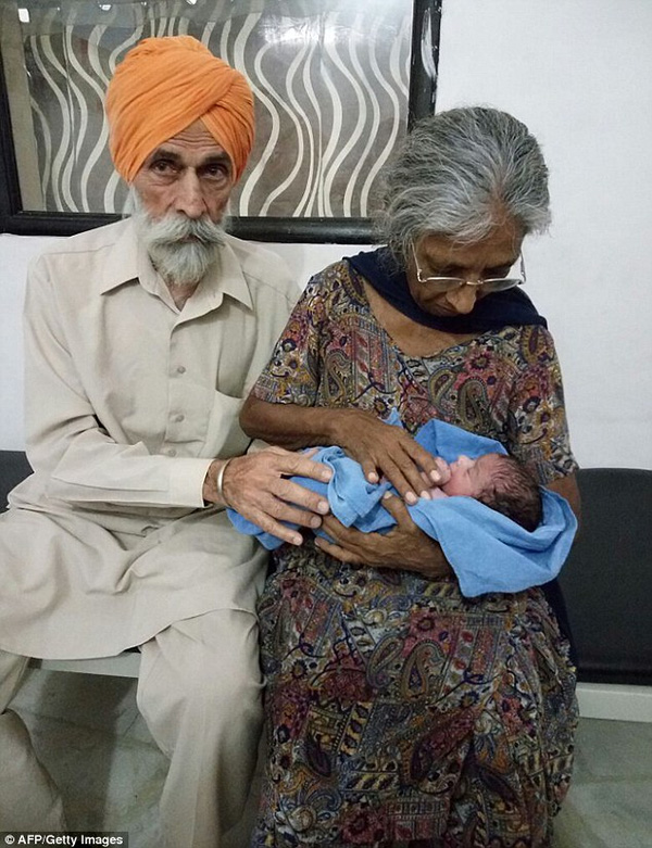 
Bà Daljinder Kaur đón con đầu lòng ở tuổi 72.
