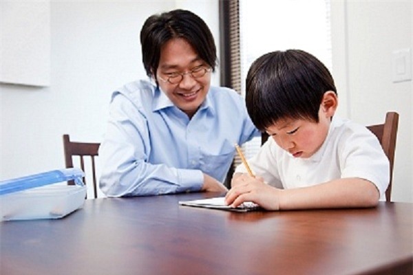 Ông bố Nhật đã thông minh sử dụng chiêu tâm lý ngược khiến con tựhoàn thành bài tập nhanh chóng. (Ảnh minh họa)