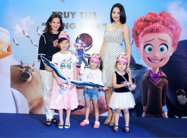 
Anh Thơ, bà xã của cựu người mẫu Bình Minh cũng cho hai nàng công chúa dự sự kiện và hội ngộ với hai mẹ con Hoa hậu Hương Giang.
