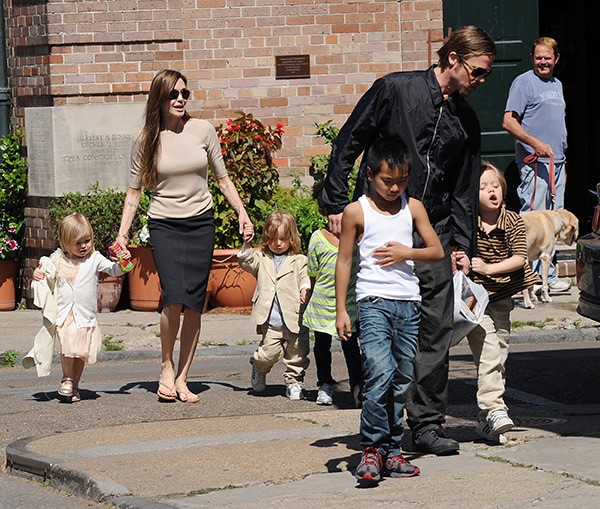 Gia đình Brad Pitt - Angelina Jolie trong những ngày còn ngập tràn hạnh phúc.