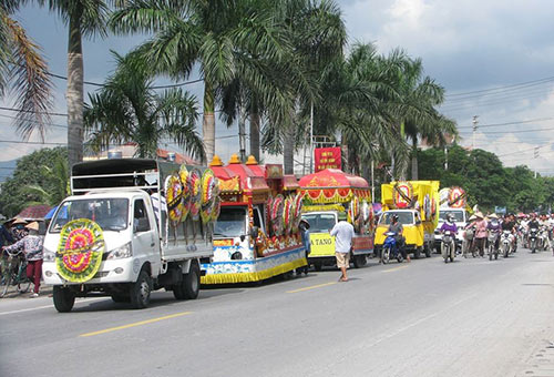 Chiều 25/9, hàng nghìn người dân phường Phương Nam đến tiễn đưa 4 bà cháu về nơi an nghỉ cuối cùng. Ảnh: Minh Cương.