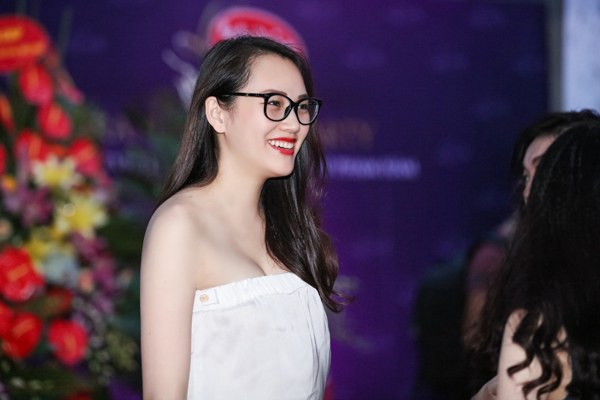 
Từ lúc kết hôn với thiếu gia Bình Dương vào năm 2013, siêu mẫu rút khỏi showbiz và thi thoảng mới nhận lời dự sự kiện của bạn bè thân thiết.
