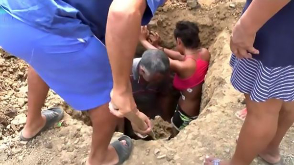 
Gia đình đào hố để chôn sống thiếu nữ trẻ. Ảnh: CEN
