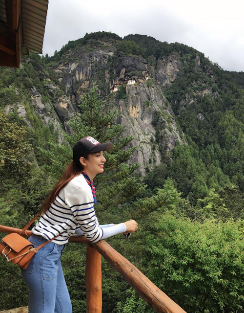 
Hoa hậu Du lịch 2008 có thói quen chụp nhiều ảnh, ghi lại cảm nhận và tư vấn cần thiết cho người xem. Lần này, cô một mình xuất phát từ Việt Nam, hội ngộ cùng những người bạn đồng hành ở Bhutan.
