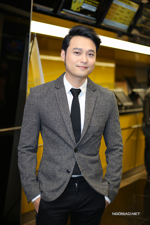 
Ca sĩ Quang Vinh đóng vai người quản lý của Chi Pu trong phim. Anh diện vest bảnh bao đi họp báo.

