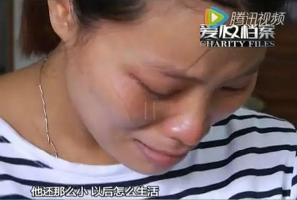 Liu Peihua không cầm được nước mắt vì xót thương cho đứa con trai nhỏ. Ảnh: Peoples Daily Online