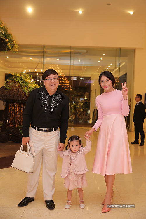 Vợ chồng Gia Bảo - Thanh Hiền khoe con gái Grammy xinh xắn, đáng yêu.