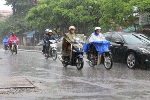 
Không nên trùm áo mưa qua tay lái (Ảnh: Internet)
