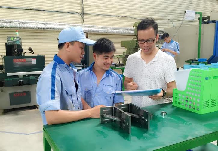 Nguyễn Hải Đính thường xuyên trao đổi với nhân viên của mình. Ảnh: NVCC.