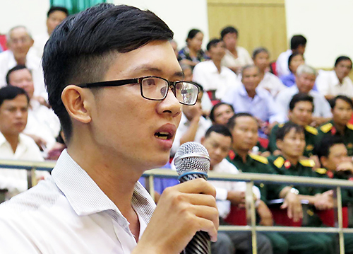 
Thầy Châu trình bày vấn đề của mình với Bí thư thành ủy Đinh La Thăng

