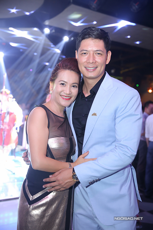 
Nguyễn Hồng Thuận kết hợp cùng vợ chồng Bình Minh - Anh Thơ để cho ra đời nhà hàng này. Cặp đôi trông rất tình cảm trong sự kiện tối qua.
