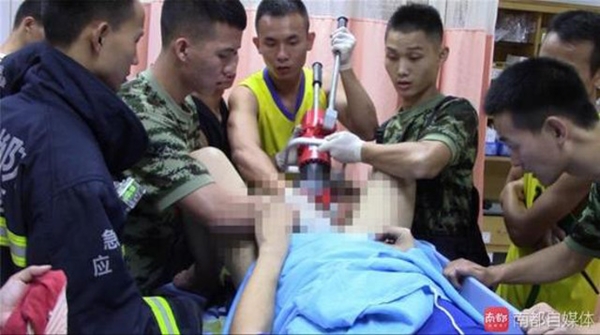 
Lực lượng cứu hộ phải d&ugrave;ng mắt cắt thủy lực để giải cứu nạn nh&acirc;n.
