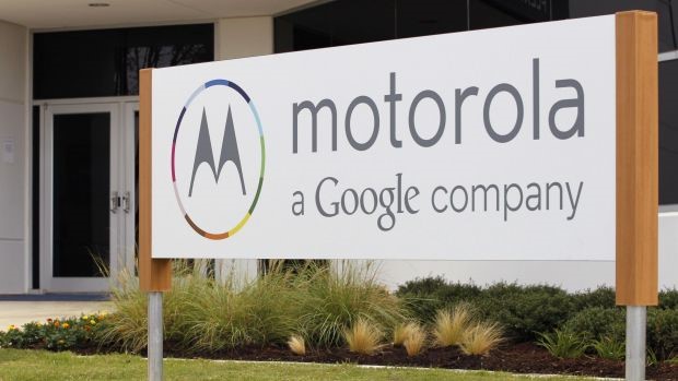 
Mua Motorola Mobility năm 2011, tưởng chừng Google muốn nhảy vào địa hạt phần cứng, nhưng không - hãng đã phải bán tháo bộ phận di động này sau 3 năm.
