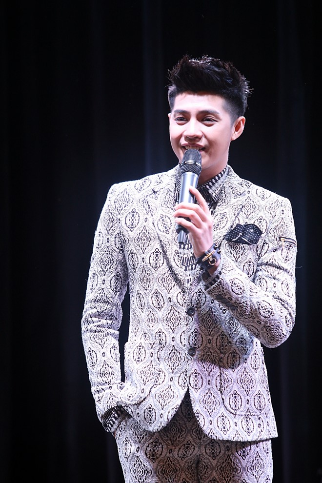 
 Huấn luyện viên của The Voice Kids phiên bản Việt mùa 4 xuất hiện lịch lãm với bộ vest họa tiết trong buổi họp fan. Đây cũng là lần đầu tiên anh tổ chức fan meeting tại nước ngoài. Cách đó vài giờ đồng hồ, Noo Phước Thịnh có buổi tham quan và gặp gỡ lãnh đạo công ty Naver - đơn vị tiến cử anh tham gia sự kiện âm nhạc hàng đầu châu Á nói trên.
