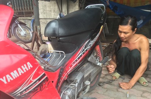 Anh Hồng sửa xe