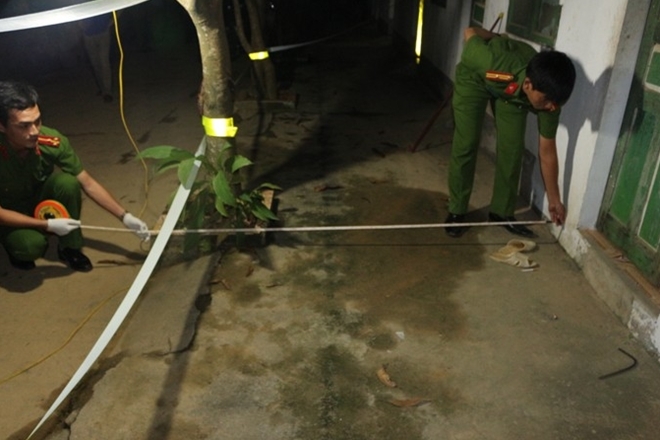 Lực lượng Công an khám nghiệm hiện trường nơi cô gái thuê trọ