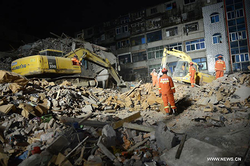 
Lực lượng cứu hộ tìm kiếm người sống sót ở khu nhà sập tại Ôn Châu. Ảnh:Xinhua
