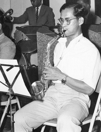 
Quốc vương Thái Lan là một người đa tài, biết chơi nhiều loại nhạc cụ. Ông thường cùng ban nhạc chơi đàn hai lần một tuần trong cung điện. Ảnh: AP

