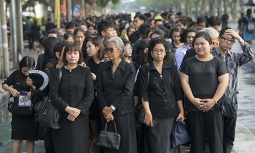 
Nhiều người Thái Lan mặc đồ đen bày tỏ đau buồn gần Cung điện Hoàng gia (Grand Palace) sáng nay. 
