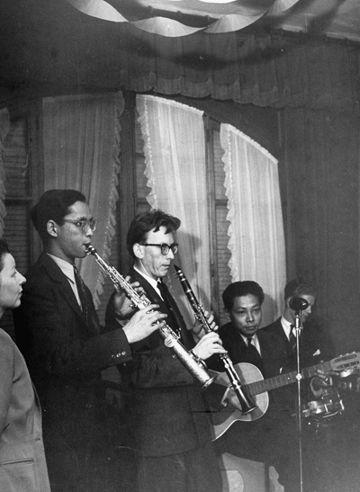 
Quốc vương Bhumibol (thứ hai từ trái sang) đang thổi kèn saxophone. Ảnh: The Life Picture Collection.
