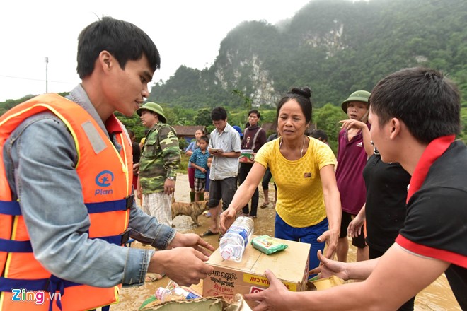 Nhóm Thiện Tâm tặng 100 thùng mì tôm cho bà con vùng lũ. Ảnh: Việt Hùng.