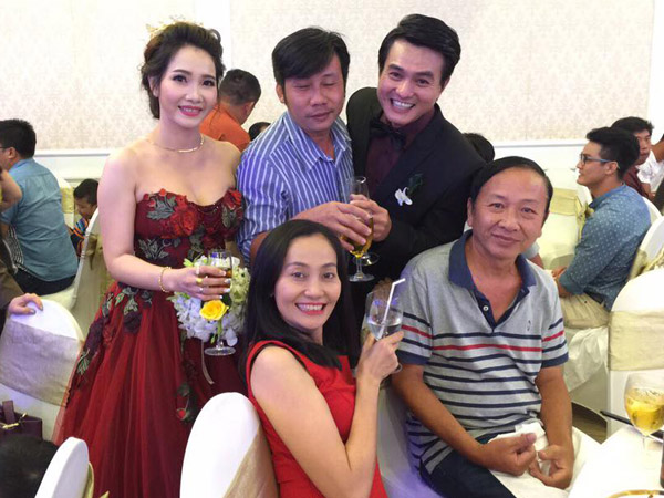 Nghệ sĩ ưu tú Hạnh Thúy chúc mừng vợ chồng Cao Minh Đạt.