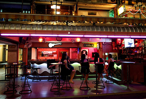 
Cảnh vắng vẻ trong một quán bar ở khu đèn đỏ. Ảnh: Reuters
