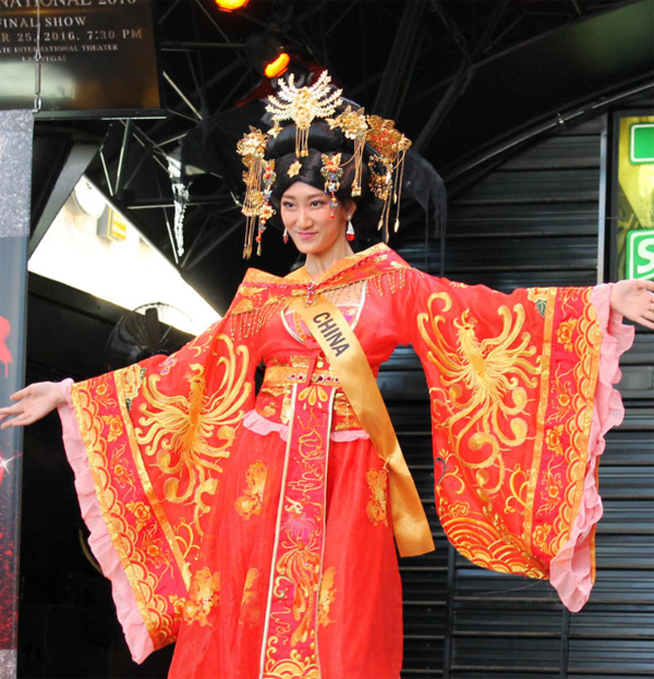 Hình ảnh của Siru He tại vòng thi Trang phục dân tộc. Cô gái với chiều cao 175cm từng đăng quang Á hậu 2 Hoa hậu Trung Quốc 2016 trước khi đến với Miss Grand International.