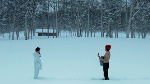 
Charlie Trairat (phải) đóng cảnh lãng mạn dưới thời tiết lạnh giá ở Nhật.
