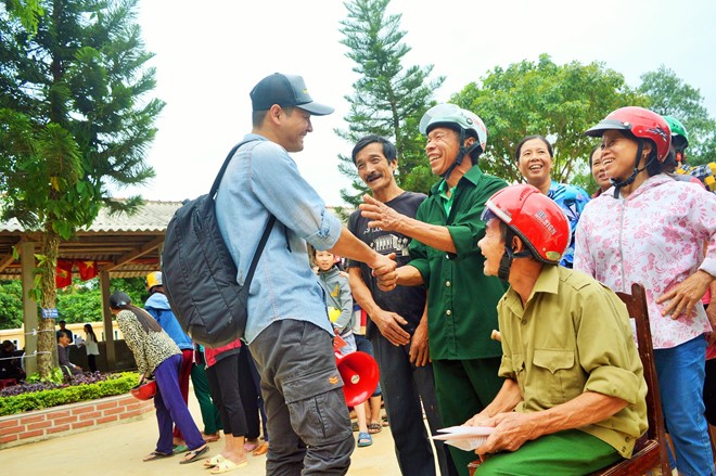 MC Phan Anh vui vẻ trò chuyện với người dân địa phương.