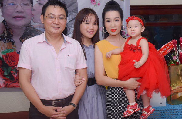 
Trịnh Kim Chi rất viên mãn trong cuộc sống khi gia đình yên ấm, sự nghiệp thành công. Năm ngoái cô được phong danh hiệu Nghệ sĩ ưu tú vì những đóng góp trong lĩnh vực kịch nói.
