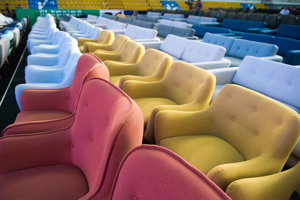 
 Khu vực ghế ngồi VIP được thiết kế độc đáo với những chiếc ghế sofa rộng rãi, thoải mái cùng với nhiều tiện ích khác.
