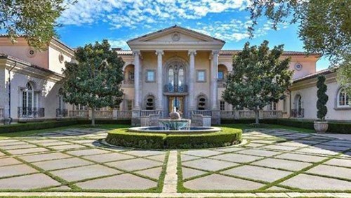 
Spears nổi tiếng có nhiều bất động sản. Chỉ riêng năm 2014, cô đã chi hơn 960.000 USD mua nhà ở Malibu (California), Louisiana và Thousand Oaks (California).
