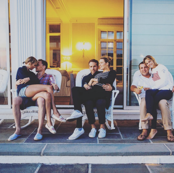 Hết ra mắt gia đình, cả 2 lại khiến người khác ghen tị khi bên nhau hạnh phúc cùng nhiều bạn bè thân thiết, trong đó có cả vợ chồng Blake Lively và Ryan Reynolds.