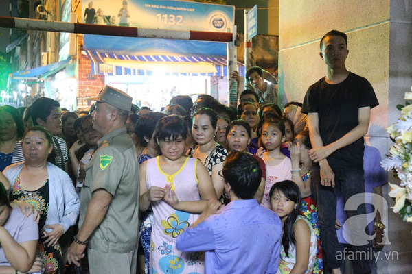 Từ chiều, nhiều người dân đã tập trung xung quanh khu vực nhà Minh Thuận để xem người nổi tiếng đến lễ viếng.