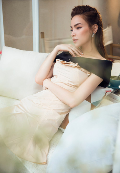 
Bộ ảnh do stylist Lê Minh Ngọc thực hiện, với sự hỗ trợ của nhiếp ảnh Lê Thiện Viễn, nhà thiết kế Đặng Hải Yến, trang điểm Mộng Hùng, làm tóc Pu Lê.
