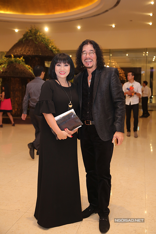 
Vợ chồng nghệ sĩ Cẩm Vân - Khắc Triệu ton-sur-ton đen, tình cảm sánh vai nhau

