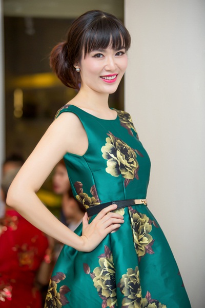 
Năm 2015, tại một sự kiện, Thu Thủy gây ấn tượng với đầm hoa. Cô trung thành với tóc mái thưa kiểu Hàn Quốc.
