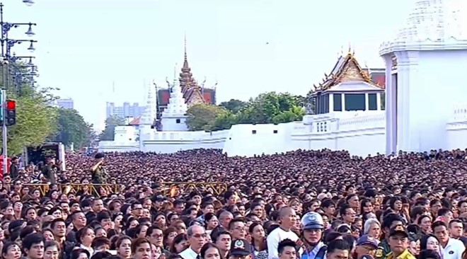 
Biển người chờ đón linh cữu của quốc vương Thái Lan. Ảnh: Twitter.
