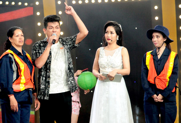 
Mẹ Thanh Tân (ngoài cùng bên trái) cũng xuất hiện trên sân khấu để chào khán giả. Bà rất tự hào vì con trai đã trưởng thành, lọt vào chung kết một chương trình truyền hình lớn.
