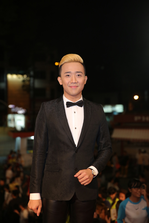 
Trấn Thành đi một mình mà không có bạn gái Hari Won. Năm nay, anh được đề cử ở hai giải MC ấn tượng và Nghệ sĩ hài ấn tượng.
