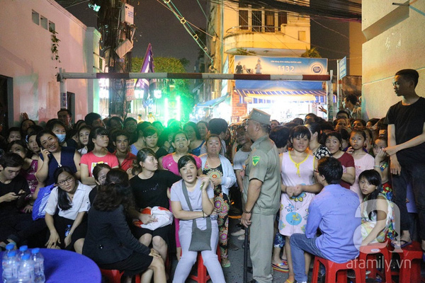 
Trước giờ đêm diễn tiễn đưa Minh Thuẫn diễn ra, hai đầu hẻm nhà Minh Thuận đã đặc kín người.
